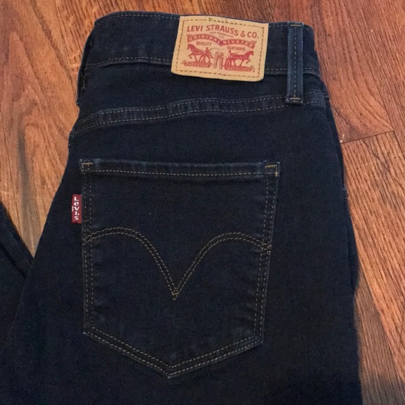 Mid Rise Levi’s - Picture 2 of 4